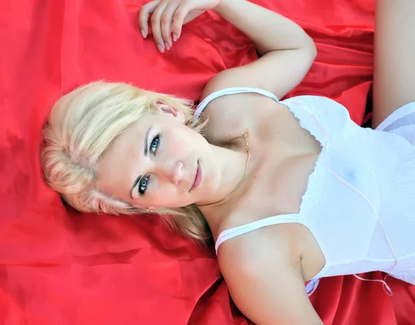 Jolie femme blonde sur rouge — Photo