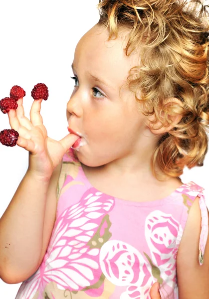 Chica disfrutando de frambuesa — Foto de Stock