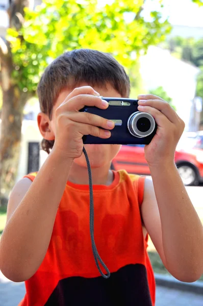 Даже маленький мальчик может использовать цифровую камеру — стоковое фото