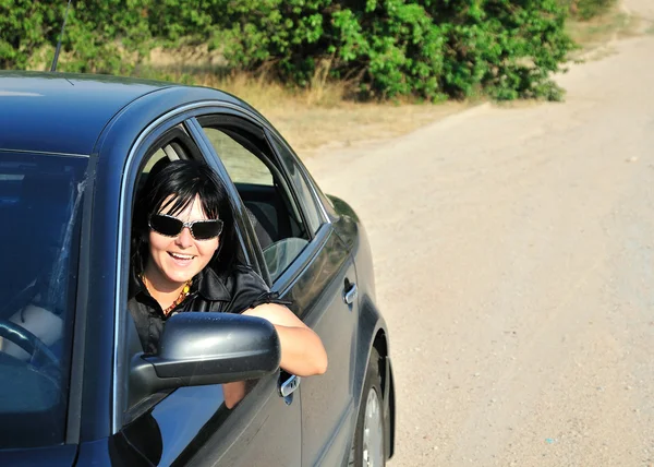 행복 한 여자는 countrys에 그녀의 차를 운전 — 스톡 사진