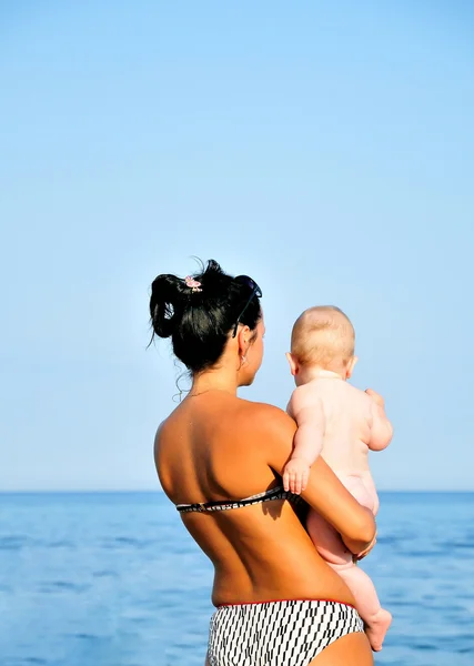 Madre y bebé en la playa — Foto de Stock