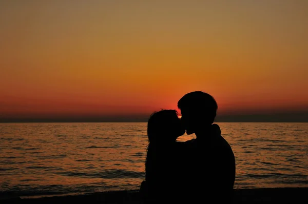 Romantischer Kuss am Strand bei Sonnenuntergang — Stockfoto