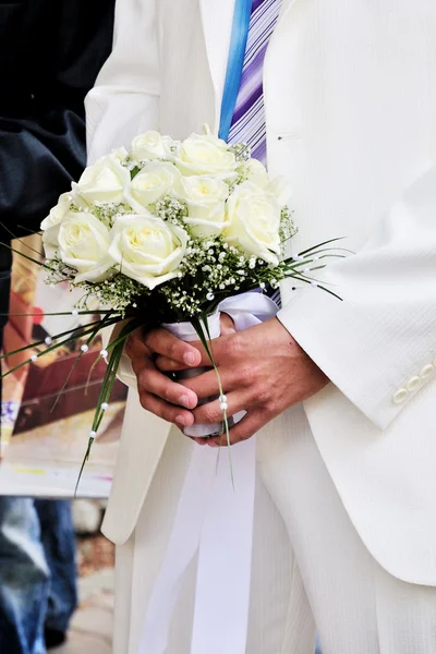 Bräutigam und Blumen — Stockfoto