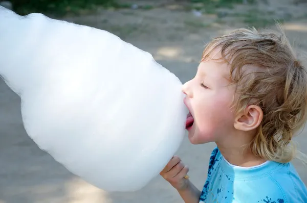 Boy enjoyong cotton candy — Stock Photo, Image