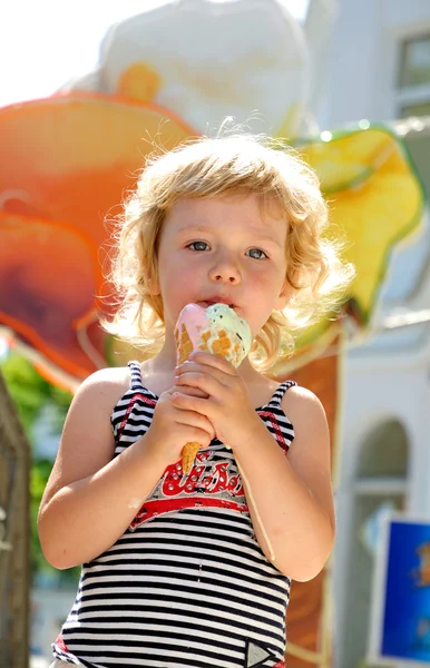 Girl likes ice cream — Stock Photo, Image