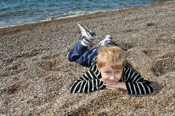 Jongen op het strand — Stockfoto