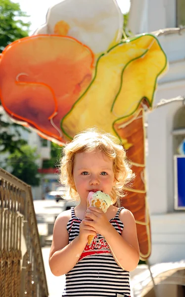 Κορίτσι απολαμβάνει ένα παγωτό — Φωτογραφία Αρχείου