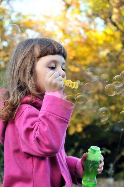 Bambina soffiando bolle di sapone — Foto Stock