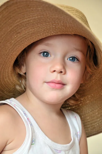 Αστείο κορίτσι φορώντας τεράστιο καπέλο — Φωτογραφία Αρχείου