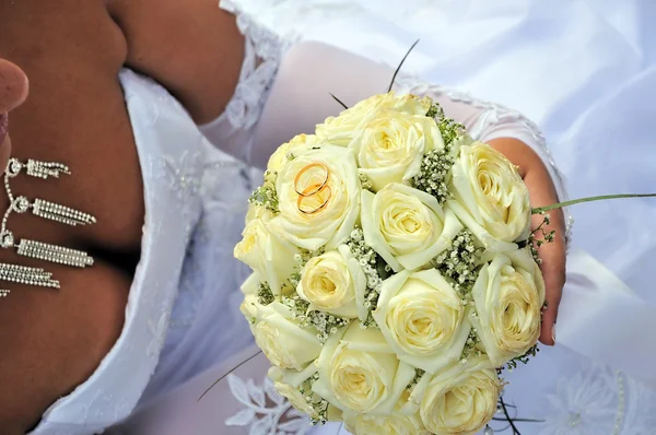 婚礼 flowerd 和环 — 图库照片