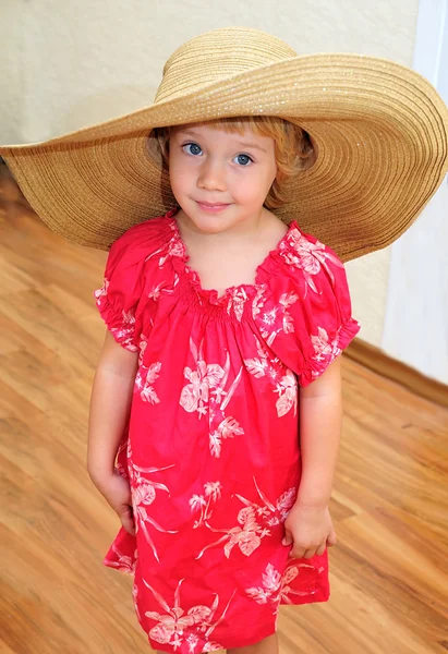 Chica divertida con sombrero enorme — Foto de Stock