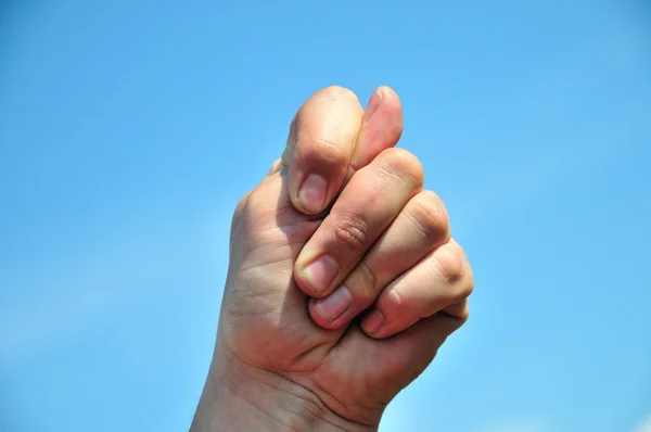 Trzymać 2 palce na kogoś — Zdjęcie stockowe