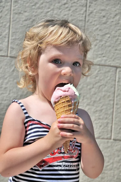 Dívka jí zmrzlinu — Stock fotografie