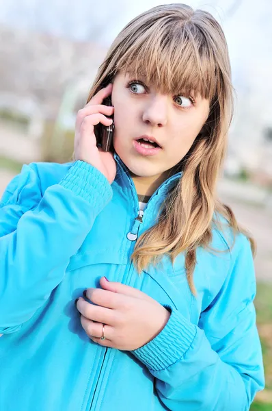 Dziewczyna nastolatka rozmawia przez telefonie komórkowym — Zdjęcie stockowe