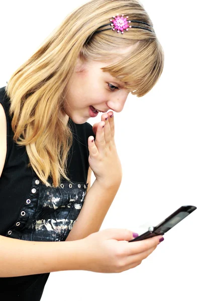 Tiener meisje op zoek op mobiele telefoon — Stockfoto