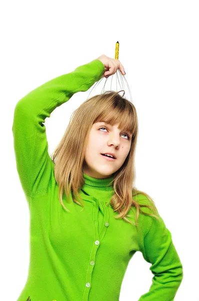 十几岁的女孩使用头头皮按摩 — 图库照片