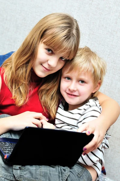 Zuster onderwijs broer laptop gebruiken — Stockfoto