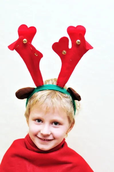 Мальчик с рождественскими рогами — стоковое фото