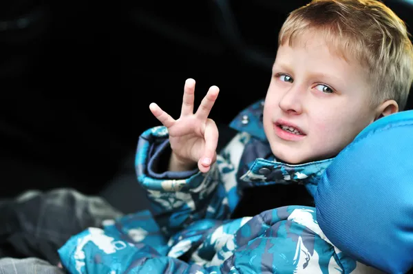 Хлопчик в автомобільних сидінь — стокове фото