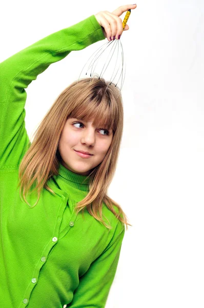 Έφηβος κορίτσι χρησιμοποιώντας μασάζ τριχωτού κεφαλής — Φωτογραφία Αρχείου