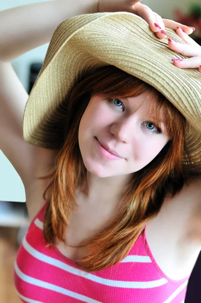 Menina bonita usando chapéu de palha — Fotografia de Stock
