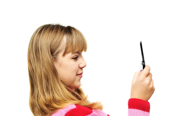 Tonåring flicka söker på mobiltelefon — Stockfoto