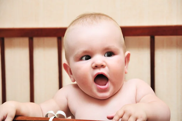 Engraçado bebê em seu mau — Fotografia de Stock