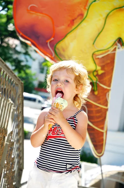 Menina amor sorvete — Fotografia de Stock