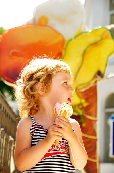 Κορίτσι τρώει παγωτό χωνάκι — Φωτογραφία Αρχείου
