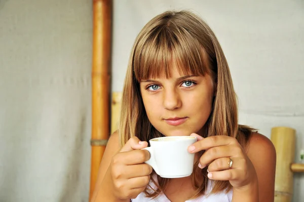 Девочка-подросток с чашкой — стоковое фото