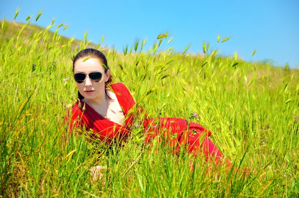 Kızı çimen — Stok fotoğraf
