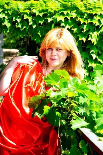 Женщина в зеленых листьях — стоковое фото