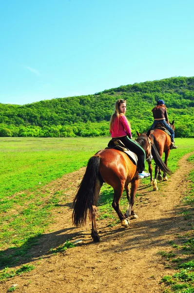 Chicas montando caballos —  Fotos de Stock