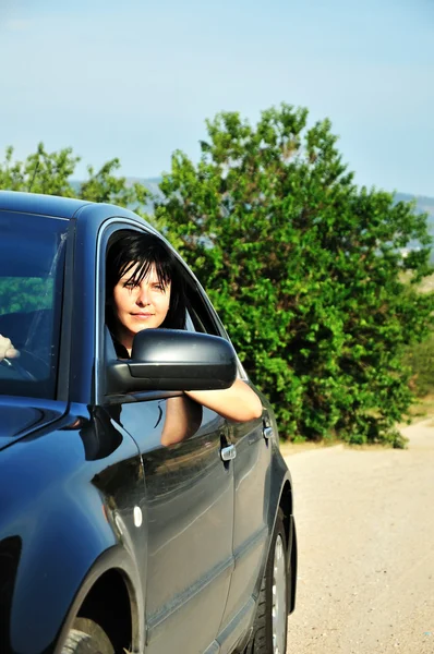 Kobieta jazdy samochodem na zewnątrz — Zdjęcie stockowe