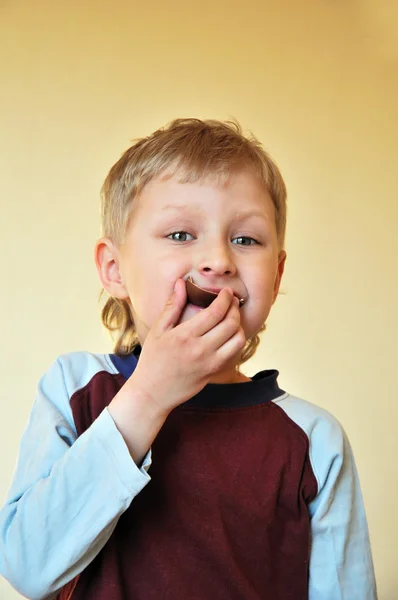Αγόρι και σοκολάτα — Φωτογραφία Αρχείου