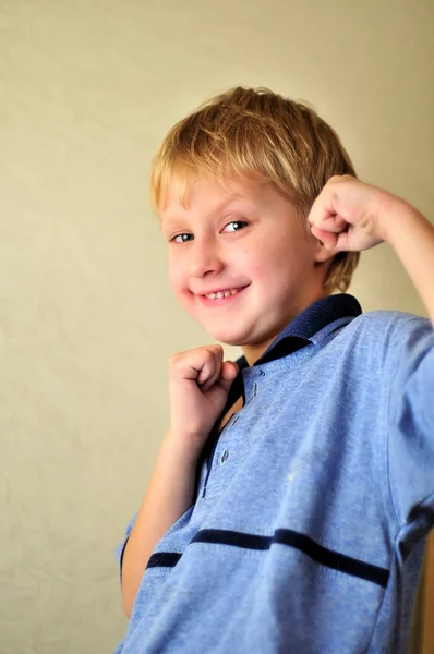 Boy with fists — Stock Photo, Image