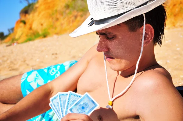 Man plying cards on the beach — Stock Photo, Image
