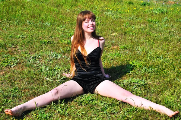 Chica sentada en el prado — Foto de Stock