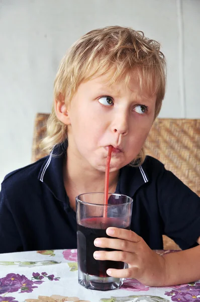 Bebedor chico —  Fotos de Stock