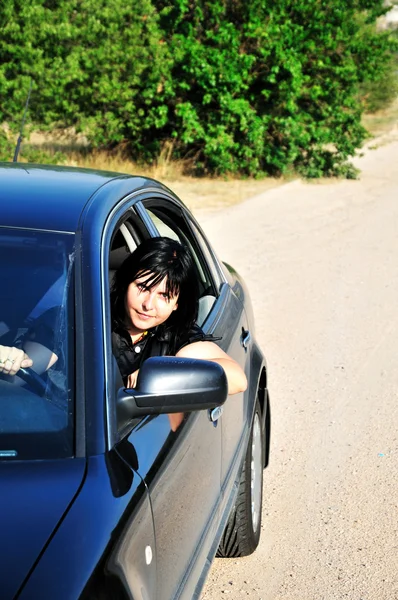 Kadın araba kullanıyor. — Stok fotoğraf