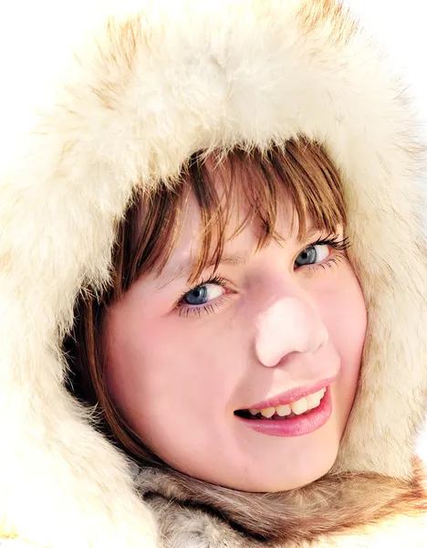 Flicka klädd vinter pälsmössa — Stockfoto