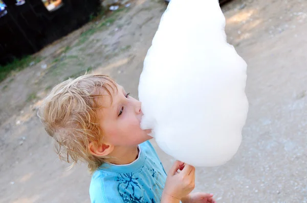 少年食べる綿キャディー — ストック写真