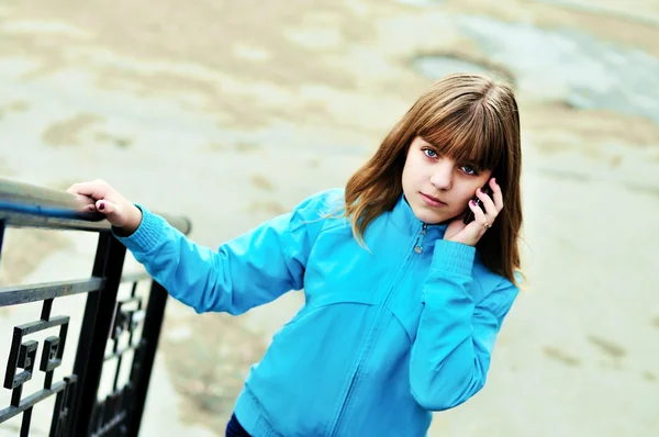 Teen flicka talar av mobil — Stockfoto