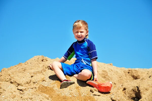Хлопчик в піску — стокове фото