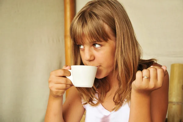 Загорелая девушка пьет чай — стоковое фото