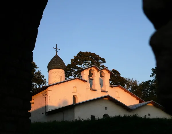 Igreja antiga ao pôr-do-sol. Rússia, Pskov — Fotografia de Stock