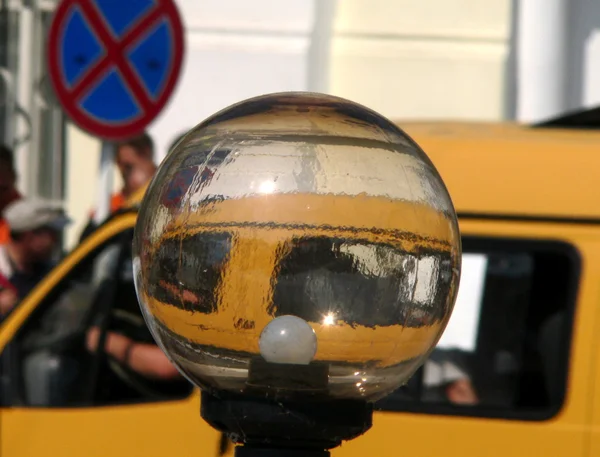 Streetlamp och gul taxi bil — Stockfoto