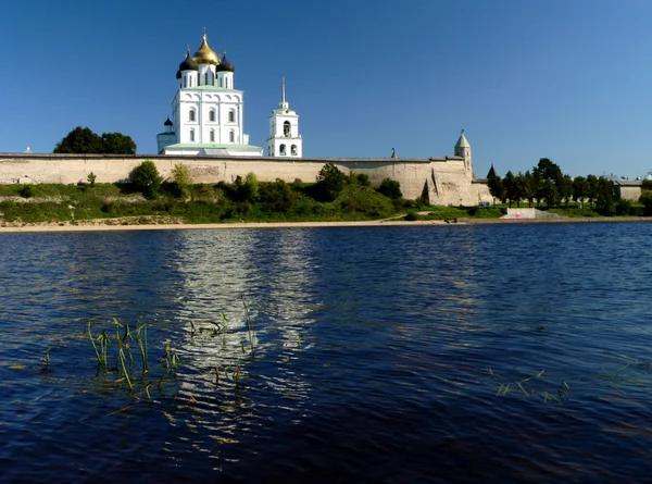 stock image Kremlin of Pskov on river