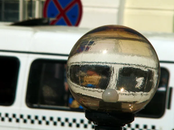 Стритрейлер и белый автомобиль такси — стоковое фото