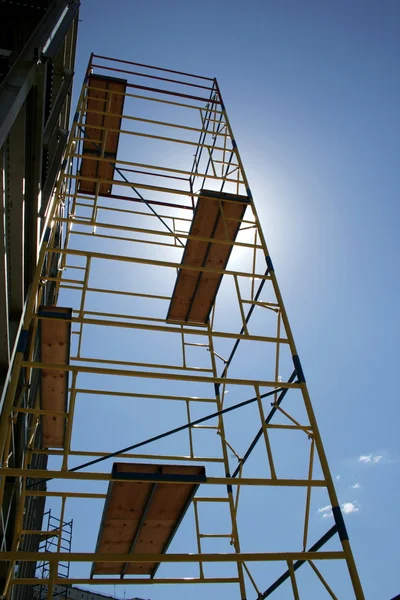 Scaffolding on blue sky background — Stock Photo, Image
